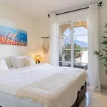2 Bedroom With Stunning Views Apartment *