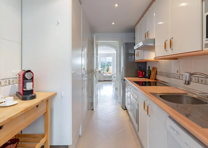 2 Bedroom With Stunning Views Apartment *