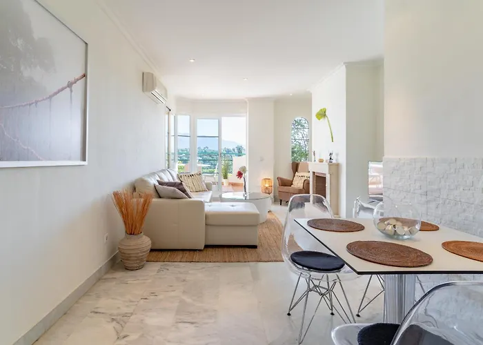 2 Bedroom With Stunning Views Apartment *